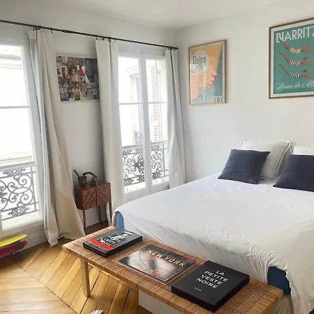 Au Pied De Montmartre