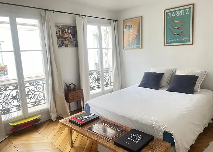 Au Pied De Montmartre